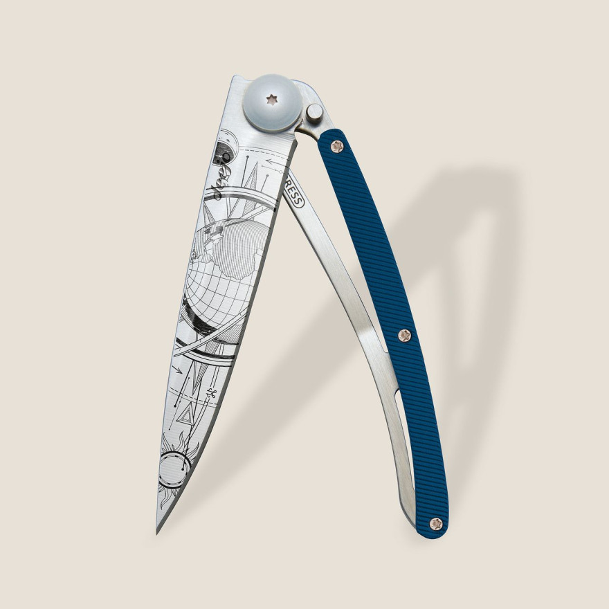 Deejo: Couteau de poche 37gr Globe Trotter finition titane gris manche aluminium bleu Deejo: Couteau de poche 37gr Globe Trotter finition titane gris manche aluminium bleu