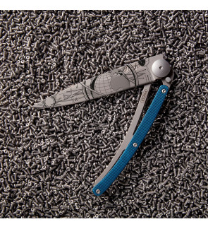 Deejo: Couteau de poche 37gr Globe Trotter finition titane gris manche aluminium bleu