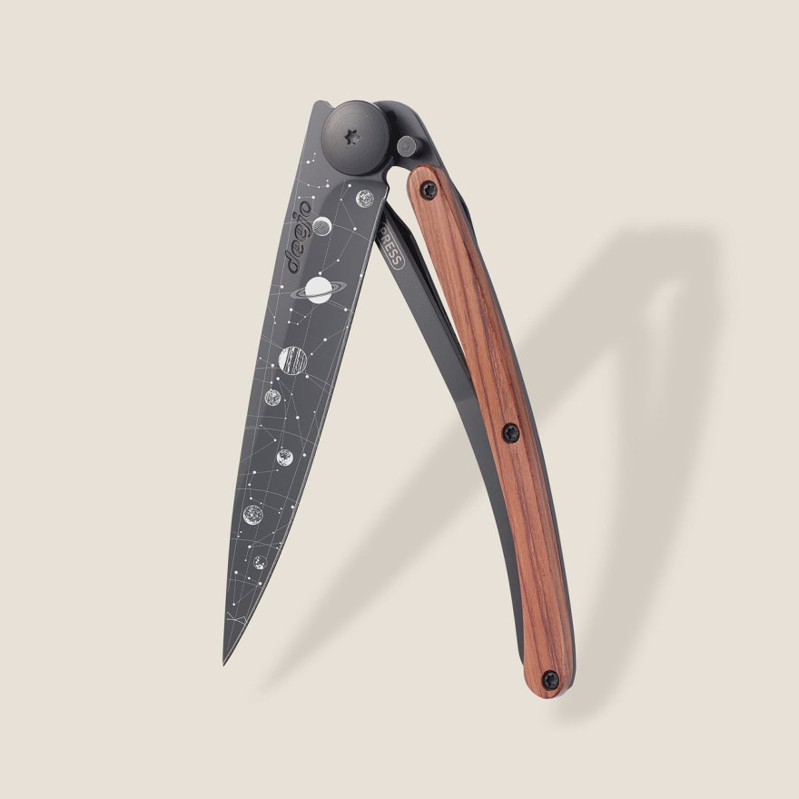 Deejo: Couteau de poche 37gr Astro finition titane noir manche bois corail Deejo: Couteau de poche 37gr Astro finition titane noir manche bois corail