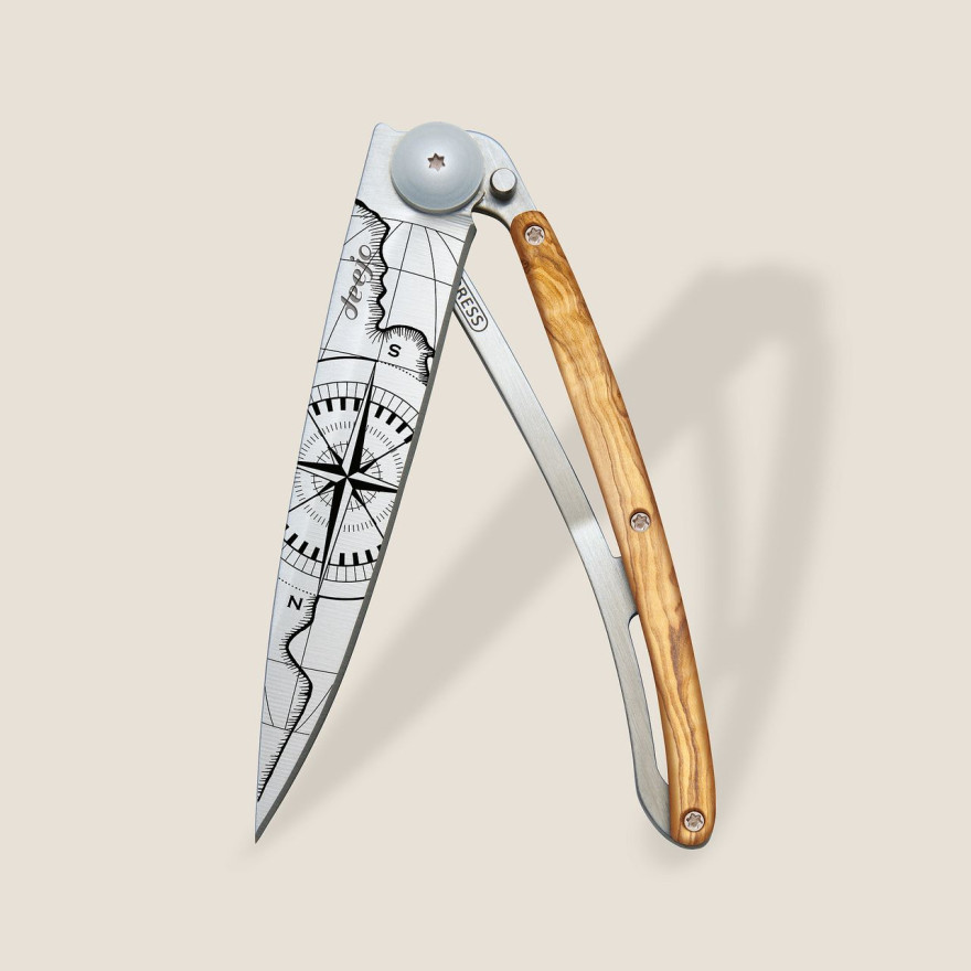 Deejo: Couteau de poche 37gr Terra incognita finition titane gris manche bois d'olivier Deejo: Couteau de poche 37gr Terra incognita finition titane gris manche bois d'olivier