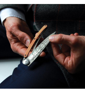 Deejo: Couteau de poche 37gr Terra incognita finition titane gris manche bois d'olivier