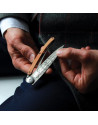 Deejo: Couteau de poche 37gr Terra incognita finition titane gris manche bois d'olivier