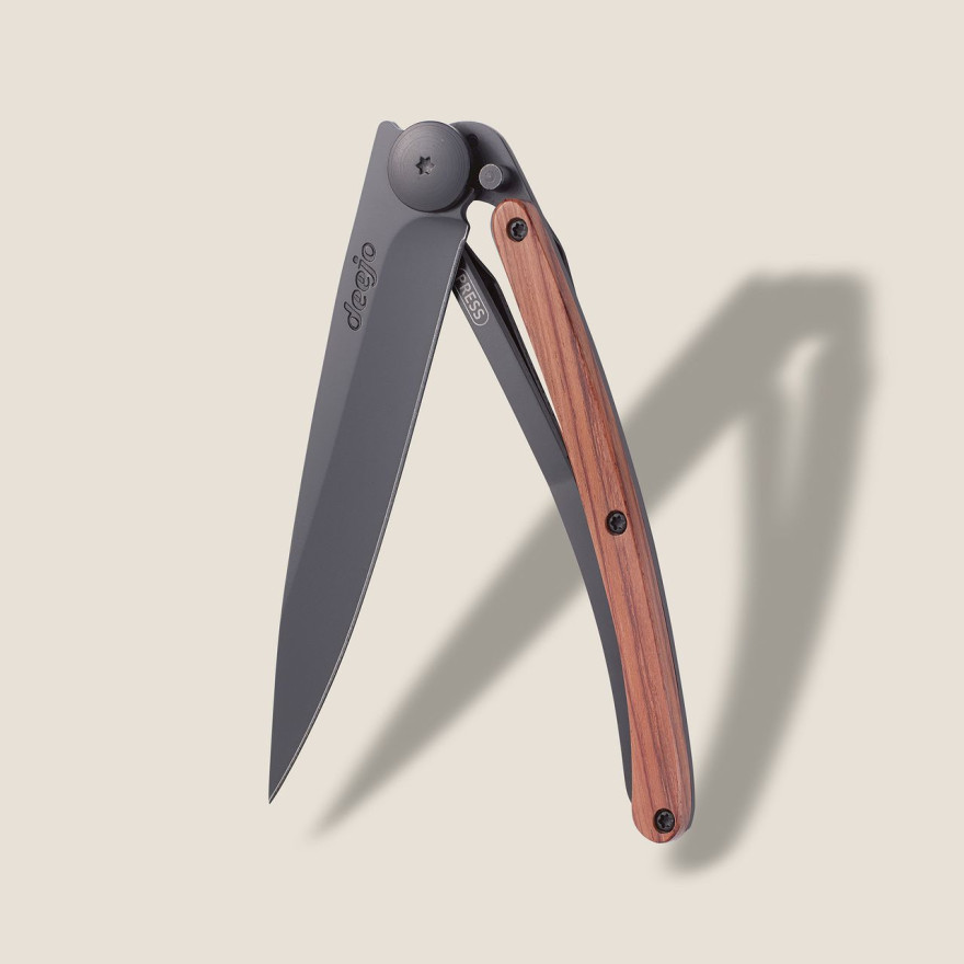 Deejo: Couteau de poche 37gr finition titane noir manche bois corail Deejo: Couteau de poche 37gr finition titane noir manche bois corail