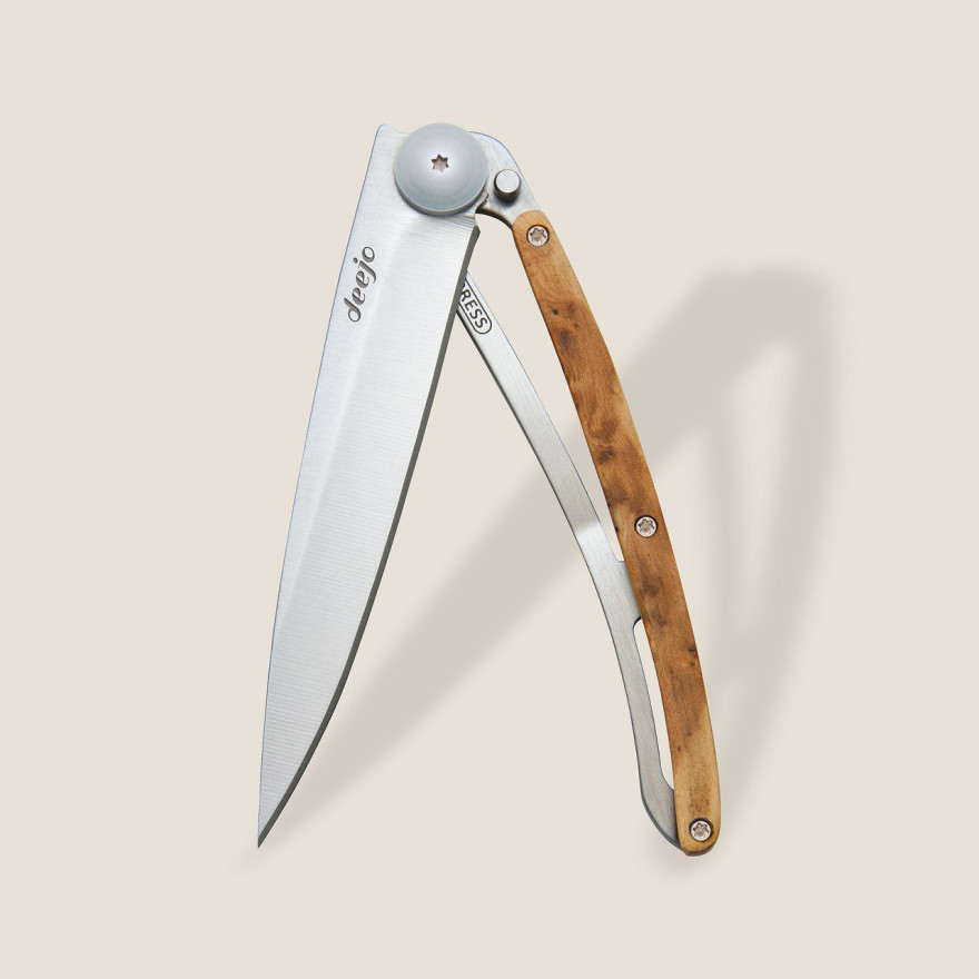 Deejo: 37gr grijs titanium zakmes met handgreep van jeneverbeshout Deejo: 37gr grijs titanium zakmes met handgreep van jeneverbeshout