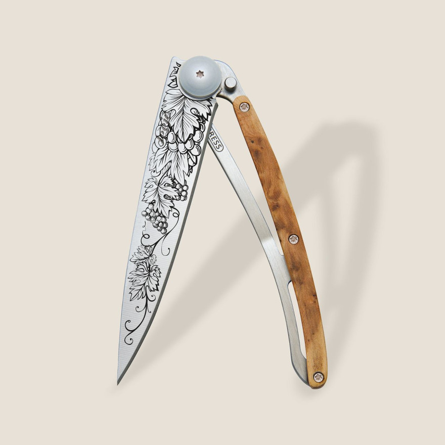 Deejo: Couteau de poche 37gr Grand Cru finition titane gris manche bois de genevrier Deejo: Couteau de poche 37gr Grand Cru finition titane gris manche bois de genevrier