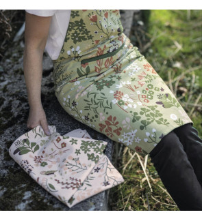Winkler: Schort met bloemenprint en groene achtergrond