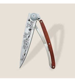 Deejo: Zakmes van 37 gram, kersenbloesemdesign, titanium afwerking, handvat van koraalhout