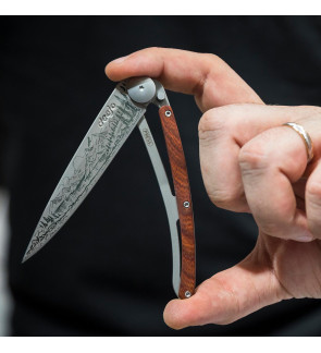 Deejo: 37 gram Mountain zakmes met titanium afwerking en handvat van koraalhout