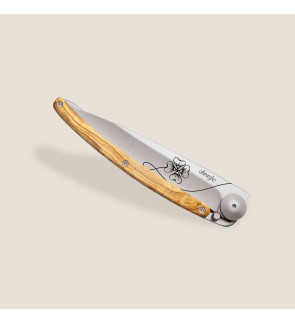 Deejo: Couteau de poche 37gr Porte bonheur finition titane gris manche bois d'olivier