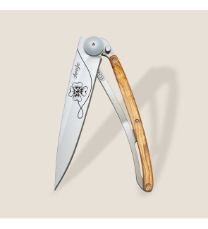 Deejo: Couteau de poche 37gr Porte bonheur finition titane gris manche bois d'olivier