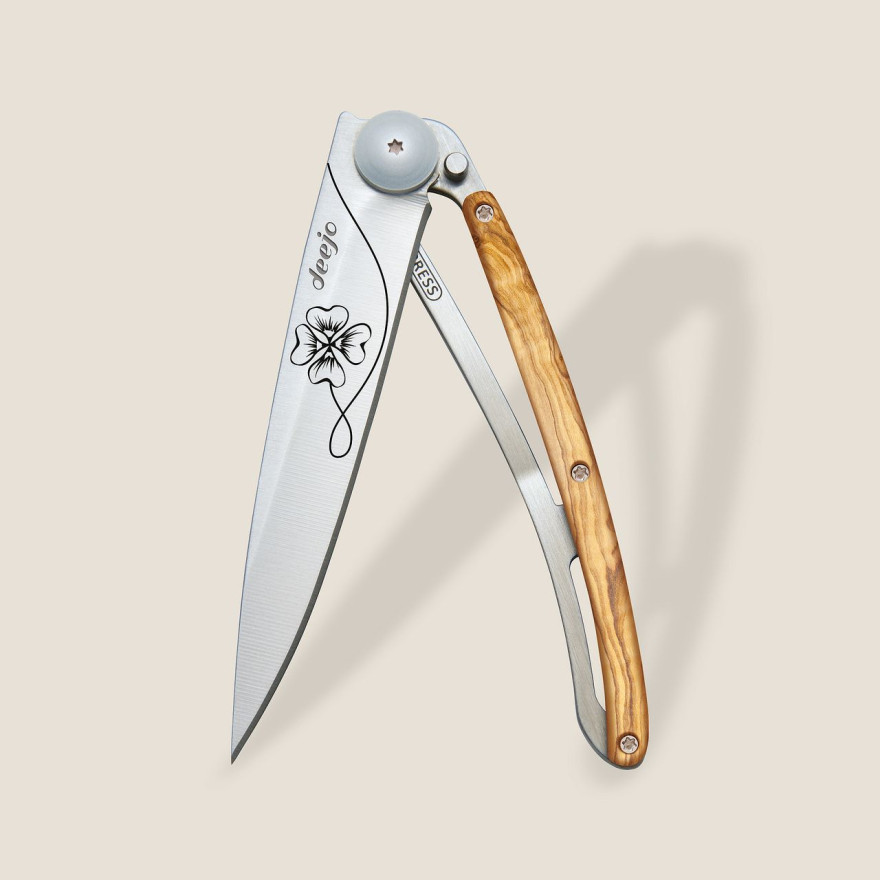Deejo: Couteau de poche 37gr Porte bonheur finition titane gris manche bois d'olivier
