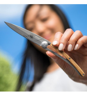 Deejo: Couteau de poche 37gr Porte bonheur finition titane gris manche bois d'olivier