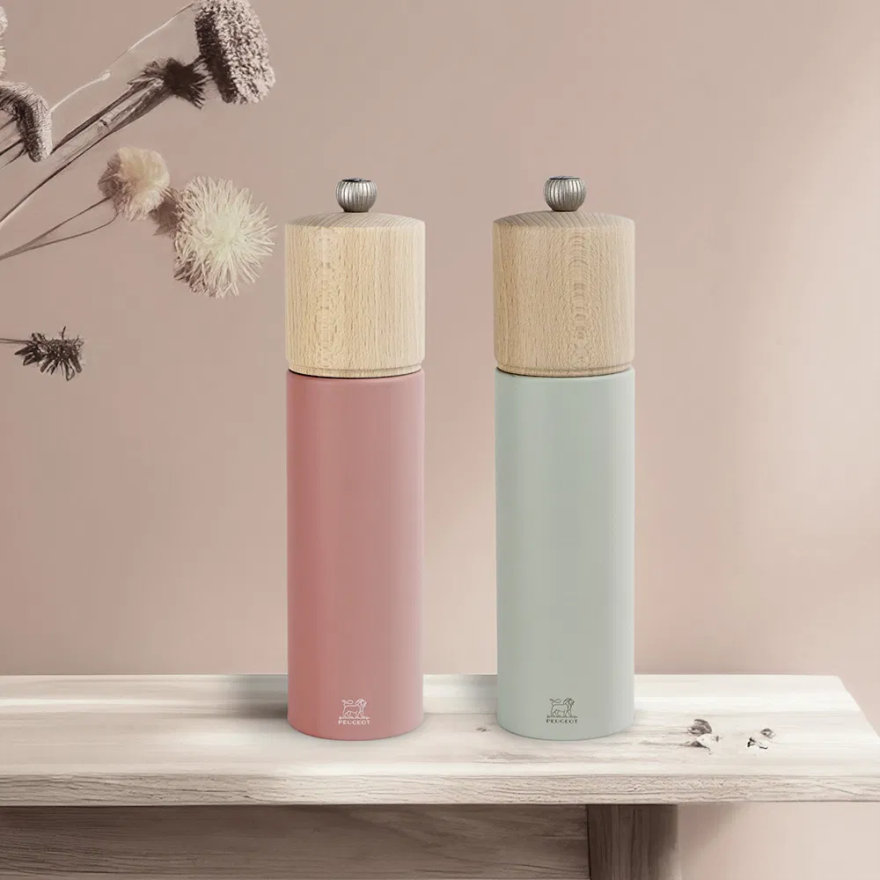 Peugeot:  Boreale zoutmolen in lichte groen houten veer 21 cm